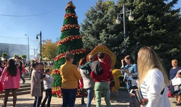 На день города на ПВНС гостей встречали Дед Мороз и новогодняя елка.