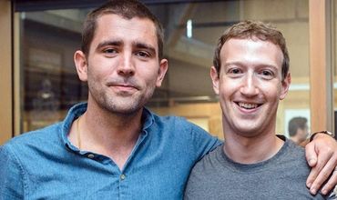 Исполнительный директор Facebook Крис Кокс (слева) уходит из компании.