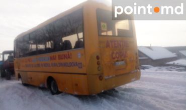 В Криулянском районе в снегу застрял школьный автобус.
