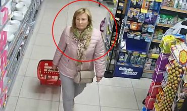 Женщину подозревают в краже кошелька в столичном супермаркете.
