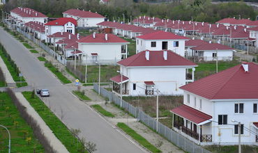 Всего в поселке 77 коттеджей, из них сегодня заселены лишь около 20.   Фото: blogsochi.ru