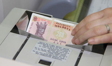 Поток денежных переводов по-прежнему сокращается.