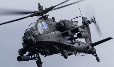 Вертолет AH-64 Apache на военных учениях в Латвии.