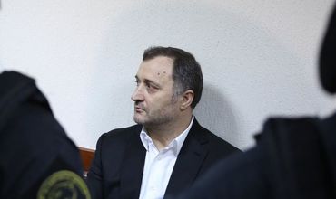 Влад Филат был доставлен в суд в сопровождении конвоиров в масках.