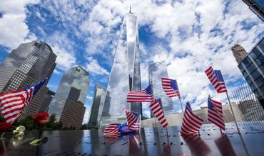 Трамп выпустил распоряжение приспустить флаги на всех государственных учреждениях.