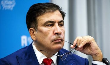 Саакашвили раскритиковал Порошенко за солдатские туалеты в Донбассе.
