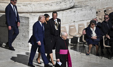 Трампа обвинили в нарушении дресс-кода на похоронах папы Римского.