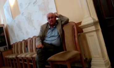 Недостойное поведение муниципального работника было заснято на видео.