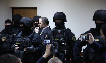 Адвокаты Влада Филата требуют возобновить предварительное заседание.