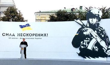 Порошенко во время открытия выставки военной техники "Сила непокоренных" на Михайловской площади.