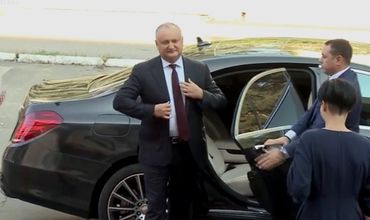 После ДТП Игорь Додон пересел в новый Mercedes.