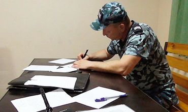 Мужчину сначала избили, затем двое из непрошеных гостей скинули его с третьего этажа.