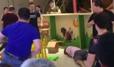 Группа китайских родителей превратили детскую площадку в настоящее поле боя. Фото: YouKu