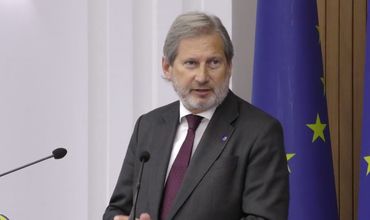 Комиссар Европейской политики соседства Йоханнес Хан во время визита в Кишинев.
