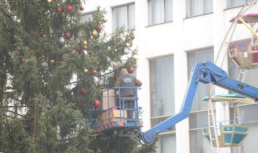 На улице 31 августа идут последние приготовления к открытию рождественской ярмарки
