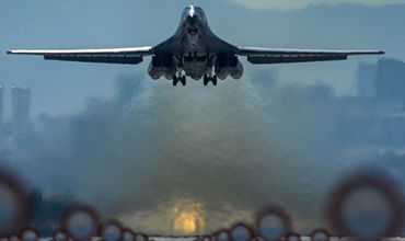 Самолет B-1B Lancer — сверхзвуковой стратегический бомбардировщик с крылом изменяемой стреловидности.
