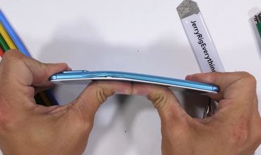 Блогер канала JerryRigEverything назвал самые прочные, самые хрупкие и самые ремонтопригодные смартфоны 2018 года.