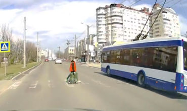 В Кишиневе водитель троллейбуса не уступил пешеходам на &#34;зебре&#34;.
