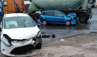 В Кишиневе произошло ДТП с участием двух легковушек и грузовика.