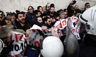 В Афинах полиция применила слезоточивый газ против протестующих учителей.