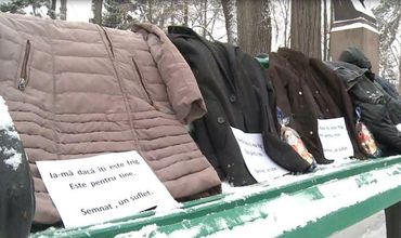 Кишиневцы принесли в столичный парк теплую одежду, которая будет передана бездомным.