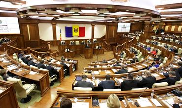 Создание рабочей группы по изменению Конституции вызвало горячие споры в парламенте.
