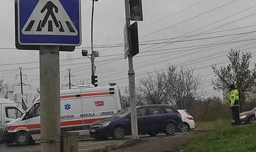 В Кишиневе произошло ДТП с участием 2 легковушек и машины скорой помощи.