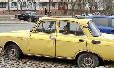 Заброшенные авто занимают парковочные места, которых катастрофически не хватает.