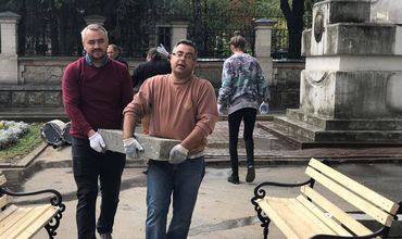 Волонтеры начали устанавливать в сквере Гибу скамейки, мусорные корзины и ремонтировать бордюры.