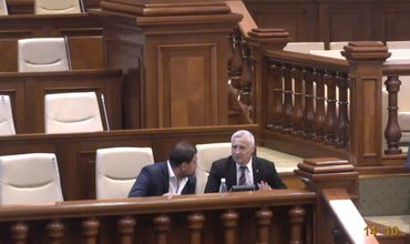 Госсекретарь минюста в экс-правительстве Филипа прибыл на заседание парламента.
