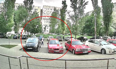 Автомобиль такси сбил девушку, которая переходила улицу в неположенном месте.