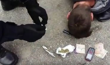 Au fugit de ochii lumii și au dat de-a polițiștilor: Prinși în timp ce se drogau. Foto simbol: Vocea Valcii