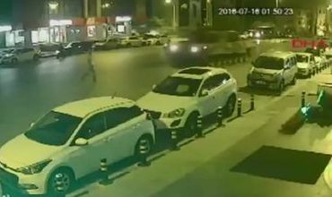 Во время проезда последней бронемашины, мужчине не хватило времени, чтобы избежать наезда танка.
