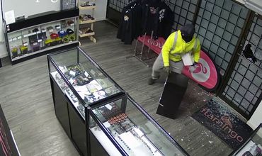 Грабители были одеты таким образом, что это позволило полиции достаточно точно установить их рост, вес и цвет кожи.