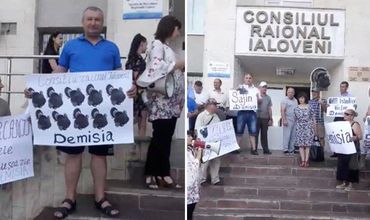 В Яловенах протестующие потребовали отставки председателя района и советников.