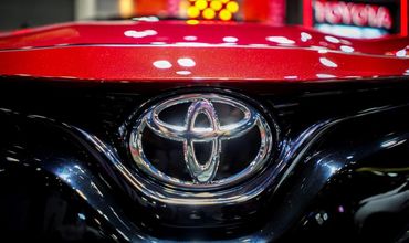 Toyota экспериментирует с электромобилем Prius на солнечных батареях.