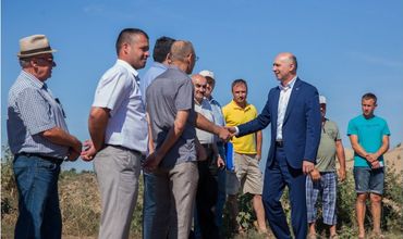 Премьер потребовал решить вопрос ремонта разбитых дорог в Новых Аненах.