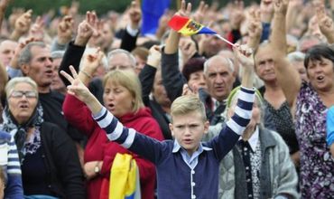 Принята резолюция протеста, призывающая к проведению всеобщей забастовки и формирование Правительства народного доверия. Фото: newsmaker.md