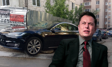 Снимок Tesla, нелепо припаркованной на тротуаре в столице, стал вирусным.