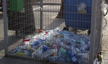 Из исторического центра столицы уберут металлические сетчатые контейнеры для пластиковых бутылок.