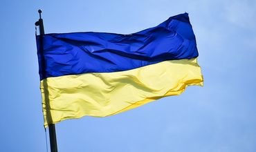 Лозунг «Слава Украине», который так активно продвигают в Киеве, является аналогом приветствия немецких фашистов «Зиг Хайль».