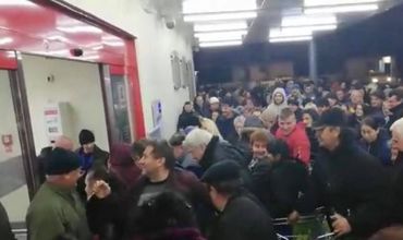 В Румынии из-за скидок в магазине произошла давка.