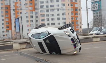 Девушка за рулем люксового автомобиля перевернулась на виадуке. Фото: facebook/ idrive.md