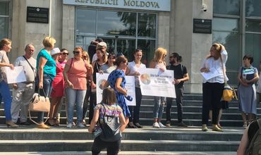 Учителя организуют флеш-моб перед зданием правительства.