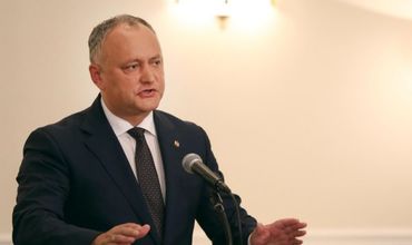 Додон: Власти 4 часа держали в воздухе самолет с плачущими маленькими детьми.