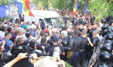 Протестующие потребовали от руководства телекомпании предоставить им эфирное время.