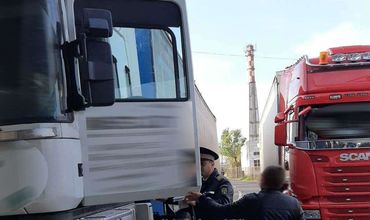 Мужчина заявил, что он является лишь водителем транспортного средства и не знает о выявленных нарушениях. 