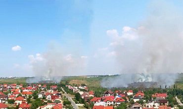 На подступах к Кишиневу горит сухая растительность.