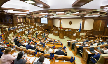 Парламент проведет внеочередное заседание.
