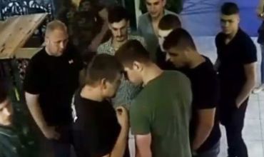 Полиция ищет хулиганов, избивших парня возле ночного клуба в Бельцах.